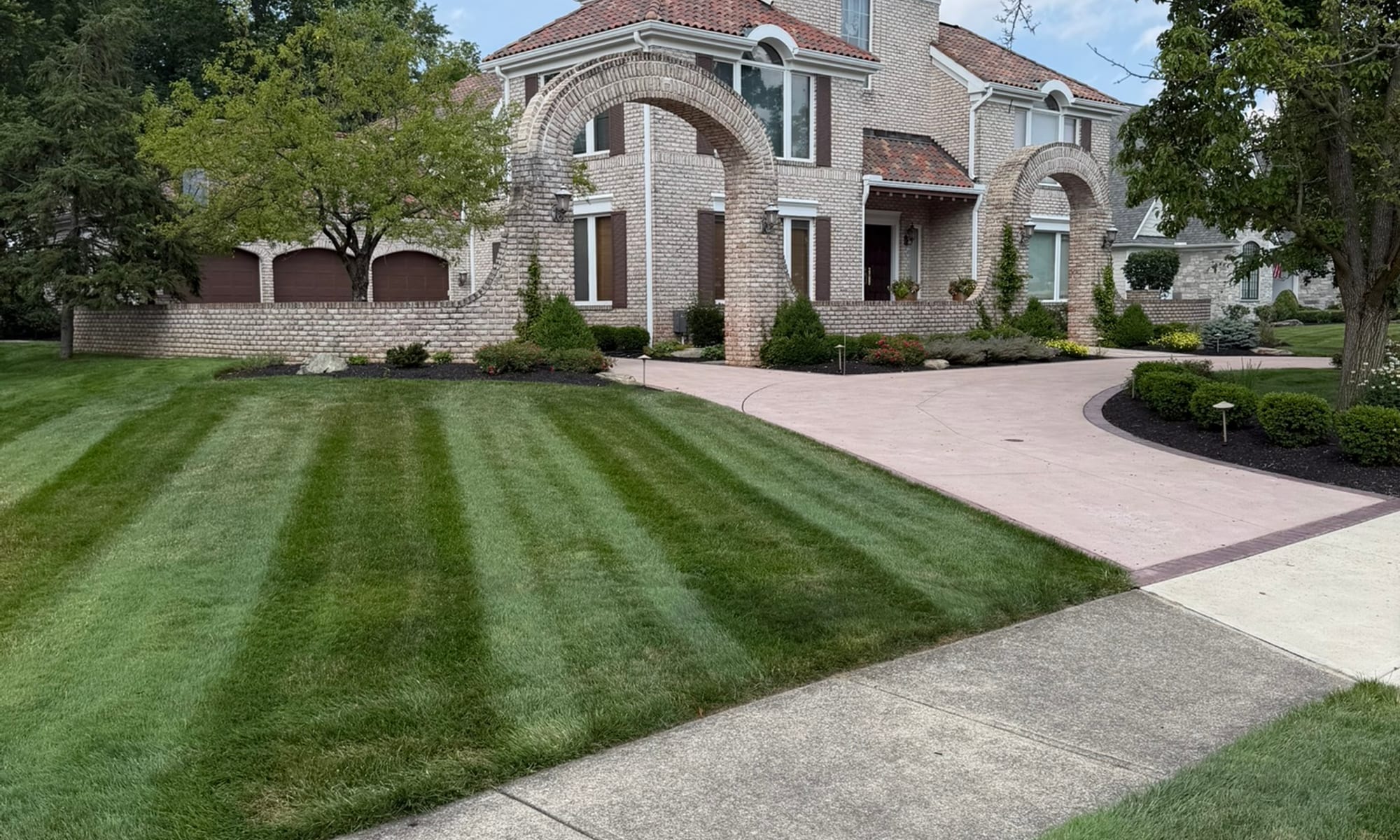 El equipo de My Friend Lawn Care con sus camionetas y mowers