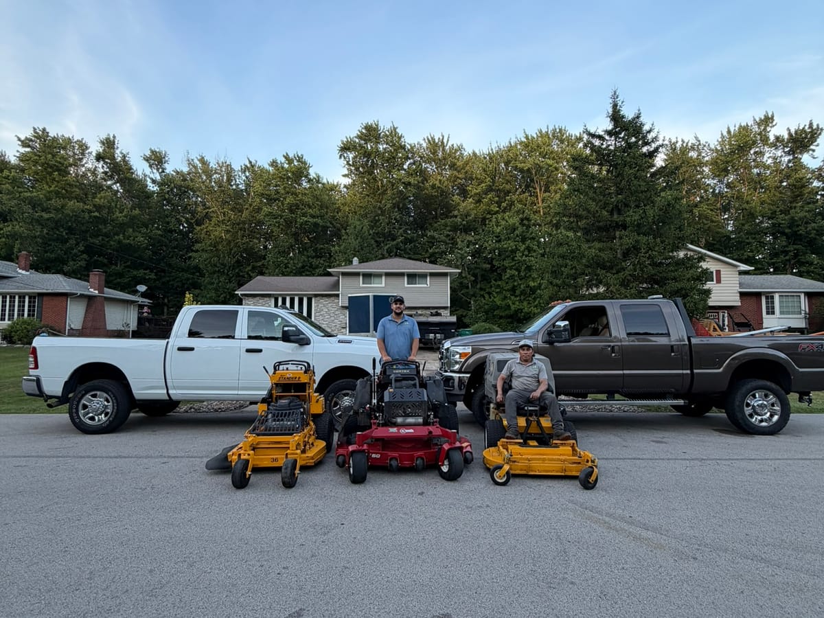 Flota de camionetas y mowers del equipo de My Friend