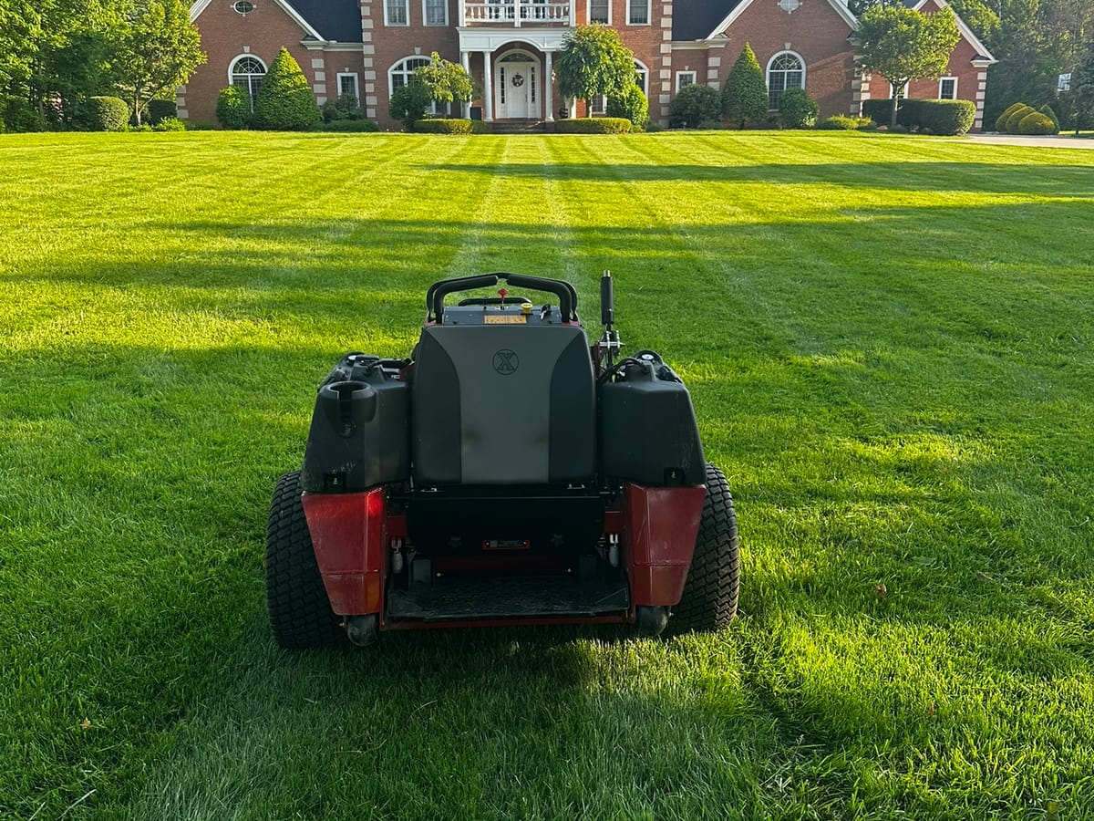 Mower zero-turn de My Friend sobre un césped rayado impecable